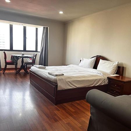 Affordable Serviced Apartments In Nana Omni Tower - Prime Sukhumvit Location Bangkok Bagian luar foto