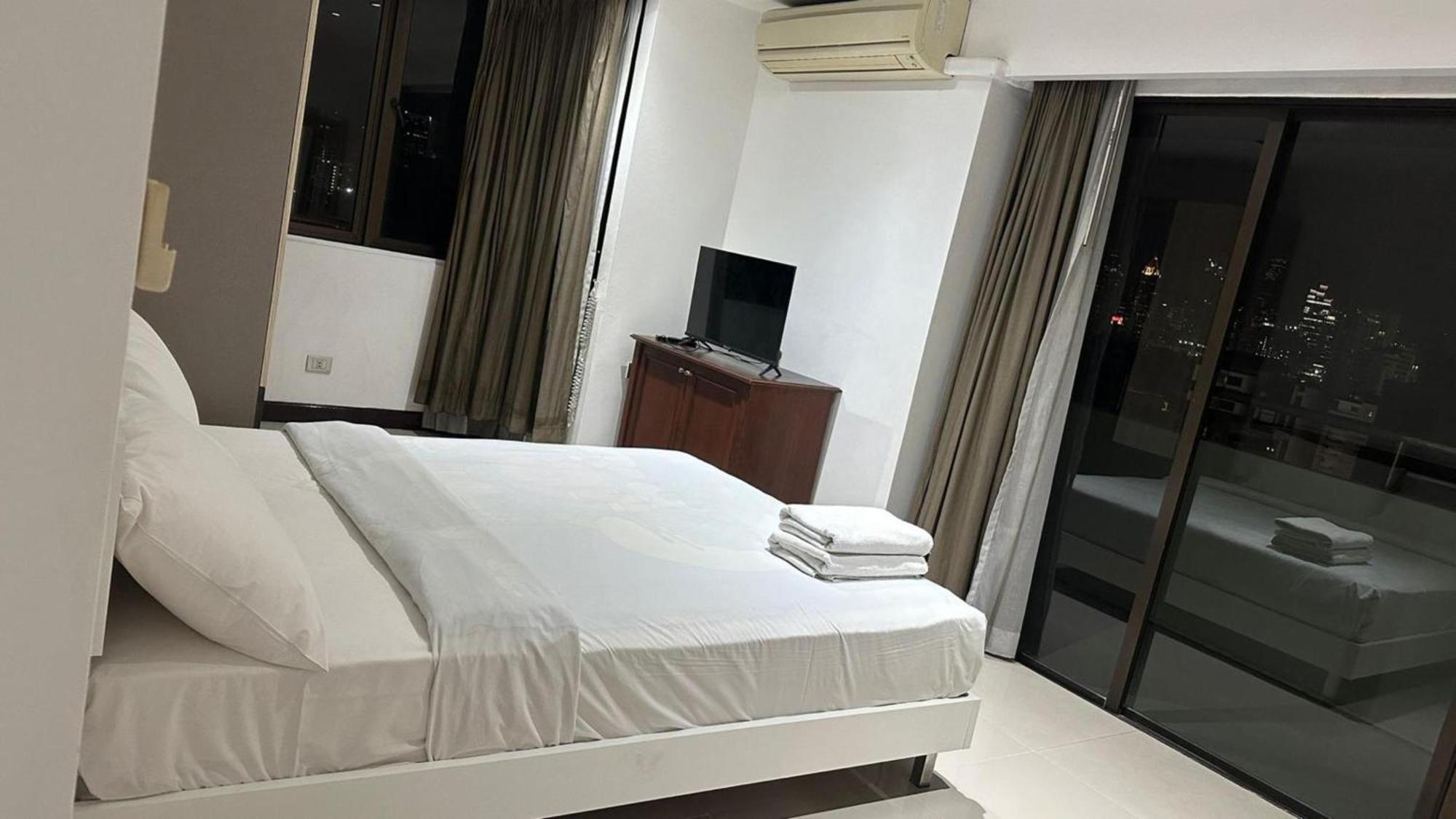 Affordable Serviced Apartments In Nana Omni Tower - Prime Sukhumvit Location Bangkok Bagian luar foto