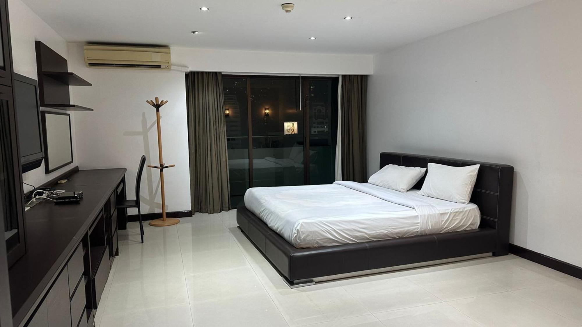 Affordable Serviced Apartments In Nana Omni Tower - Prime Sukhumvit Location Bangkok Bagian luar foto