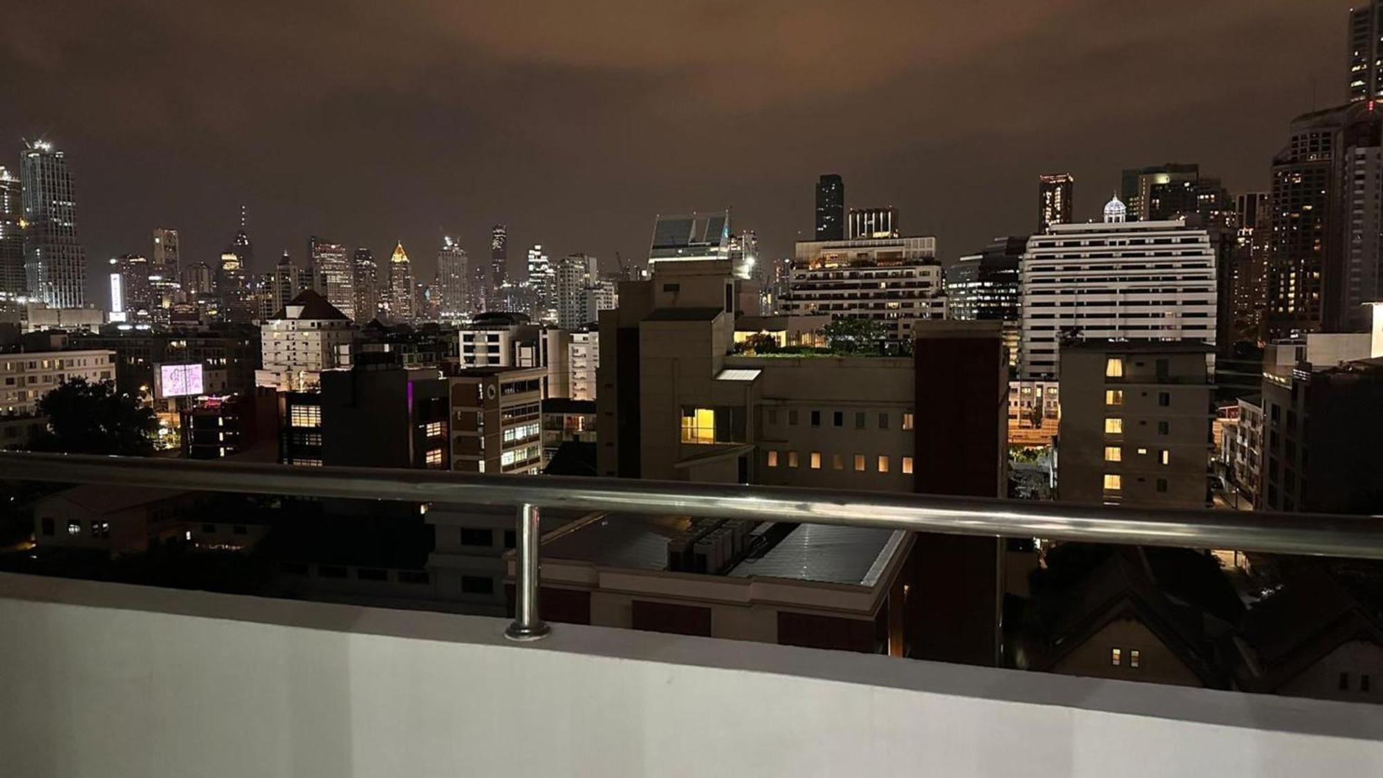 Affordable Serviced Apartments In Nana Omni Tower - Prime Sukhumvit Location Bangkok Bagian luar foto