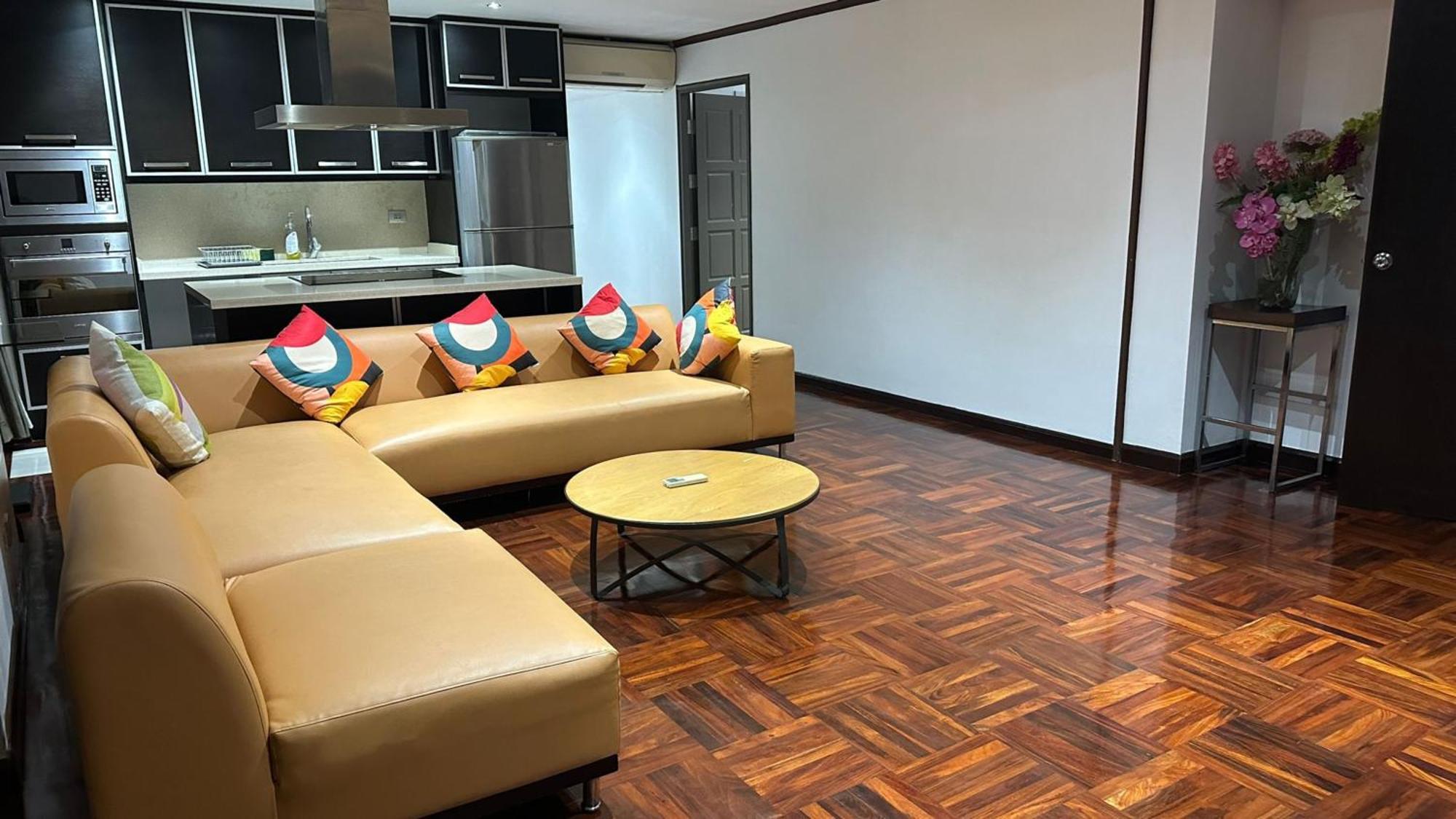 Affordable Serviced Apartments In Nana Omni Tower - Prime Sukhumvit Location Bangkok Bagian luar foto