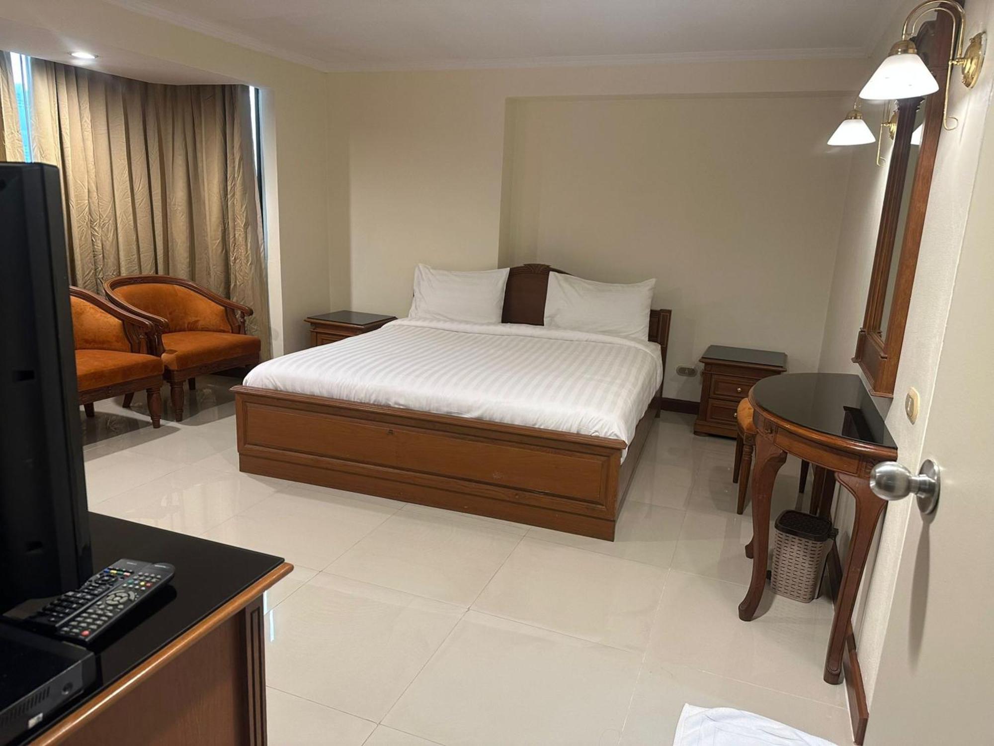 Affordable Serviced Apartments In Nana Omni Tower - Prime Sukhumvit Location Bangkok Bagian luar foto