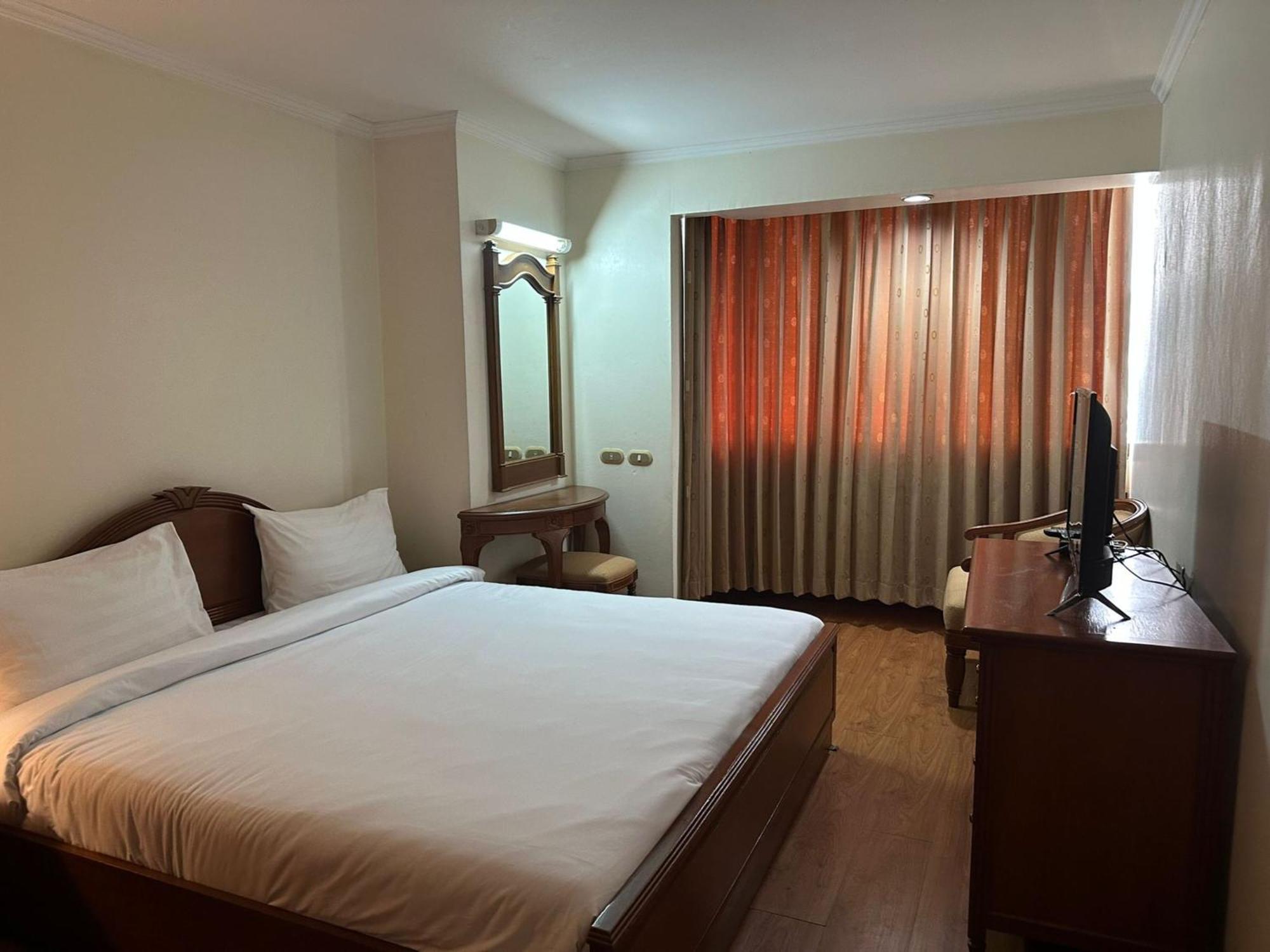 Affordable Serviced Apartments In Nana Omni Tower - Prime Sukhumvit Location Bangkok Bagian luar foto