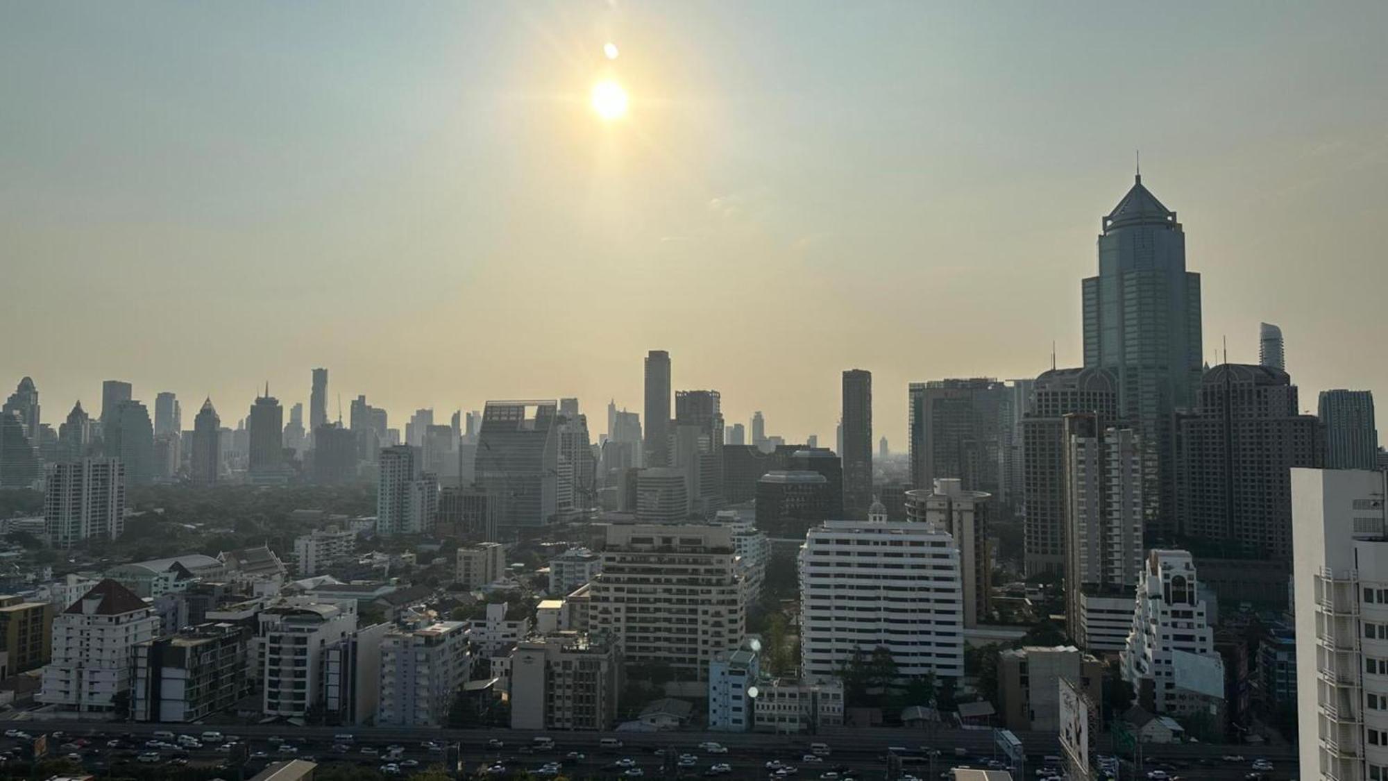 Affordable Serviced Apartments In Nana Omni Tower - Prime Sukhumvit Location Bangkok Bagian luar foto
