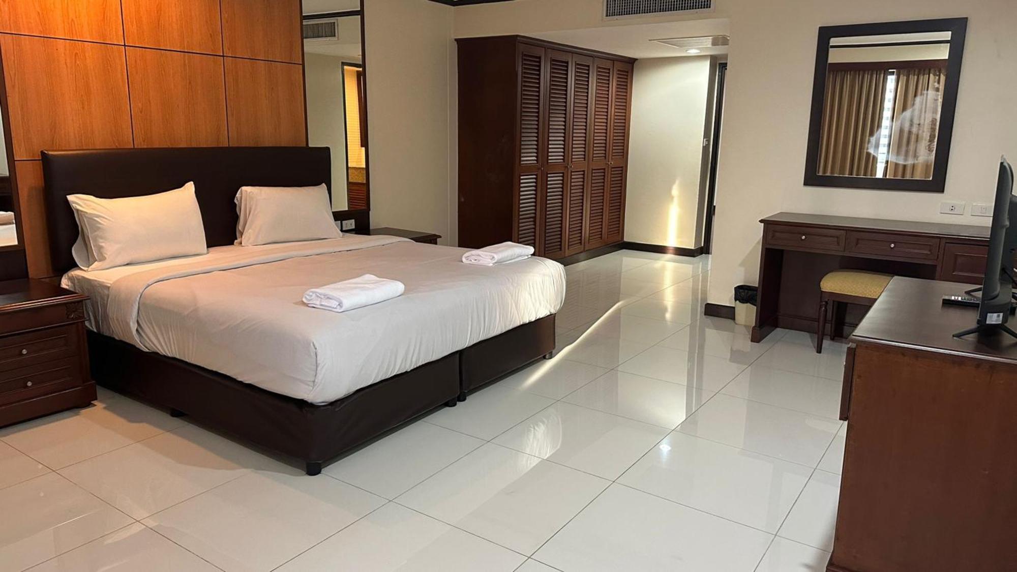 Affordable Serviced Apartments In Nana Omni Tower - Prime Sukhumvit Location Bangkok Bagian luar foto