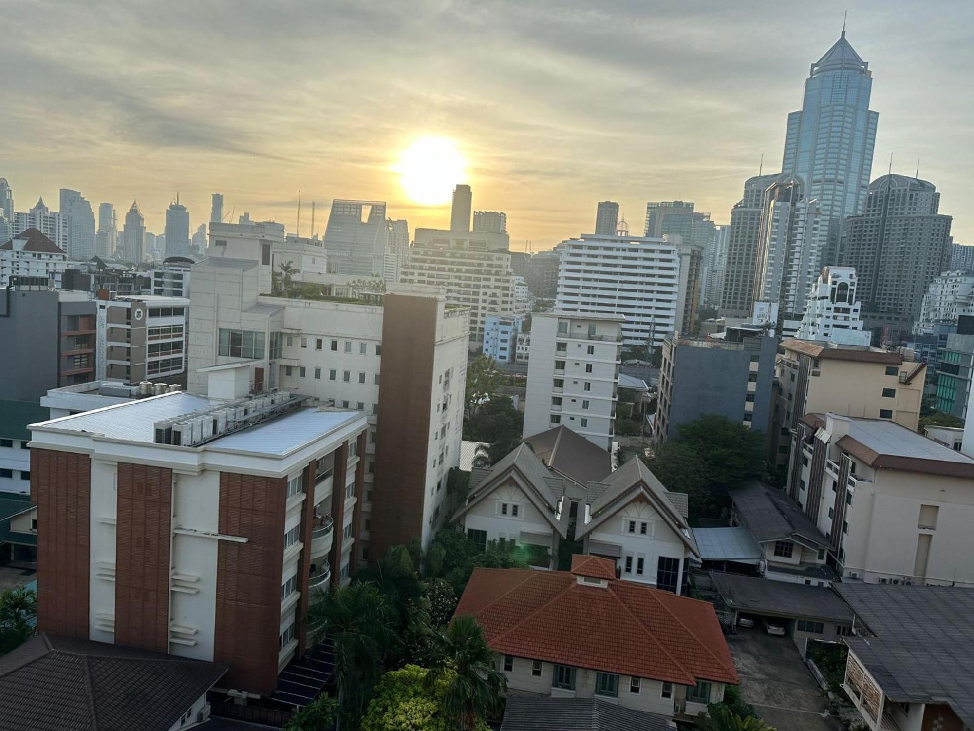 Affordable Serviced Apartments In Nana Omni Tower - Prime Sukhumvit Location Bangkok Bagian luar foto