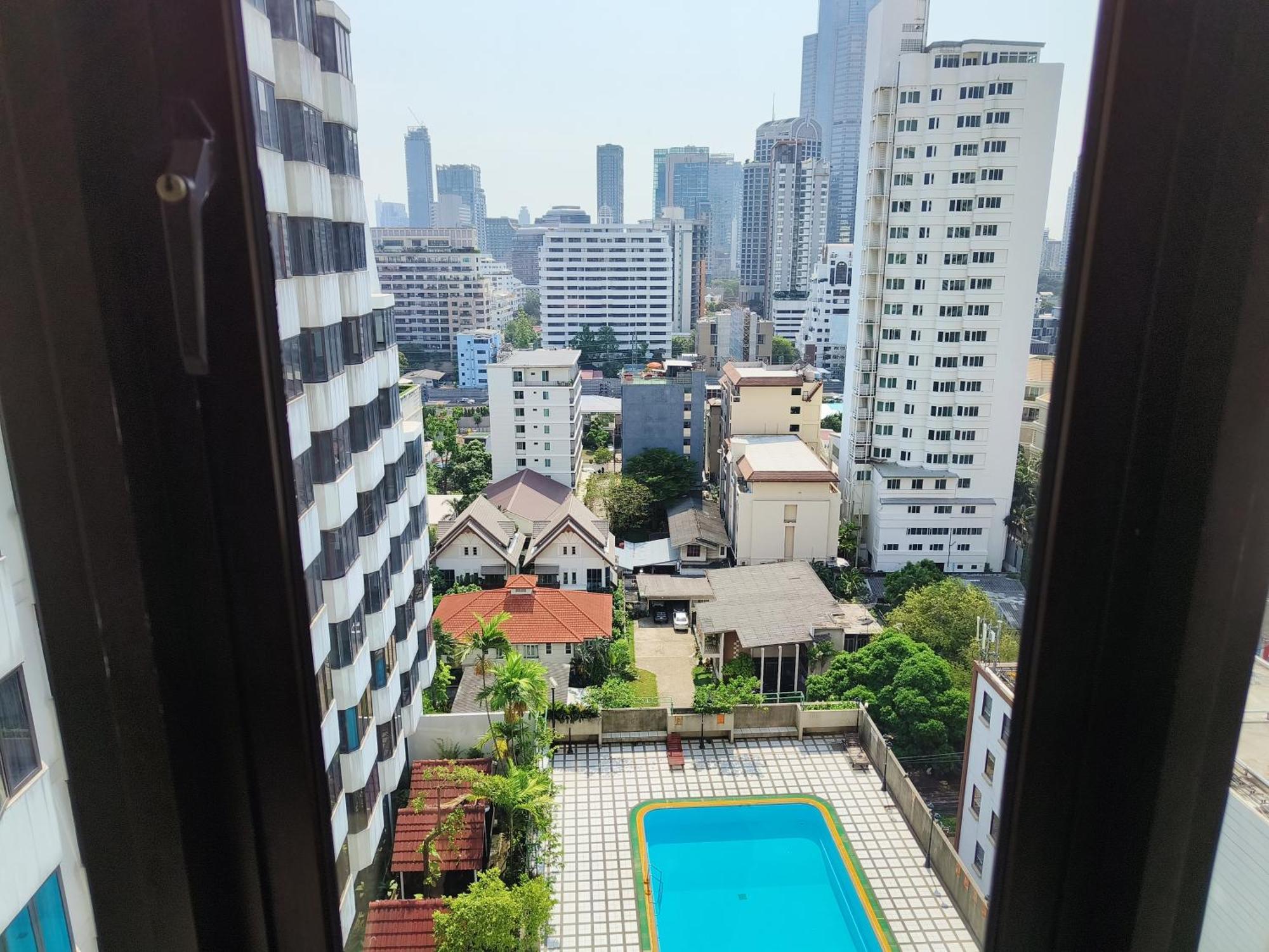 Affordable Serviced Apartments In Nana Omni Tower - Prime Sukhumvit Location Bangkok Bagian luar foto
