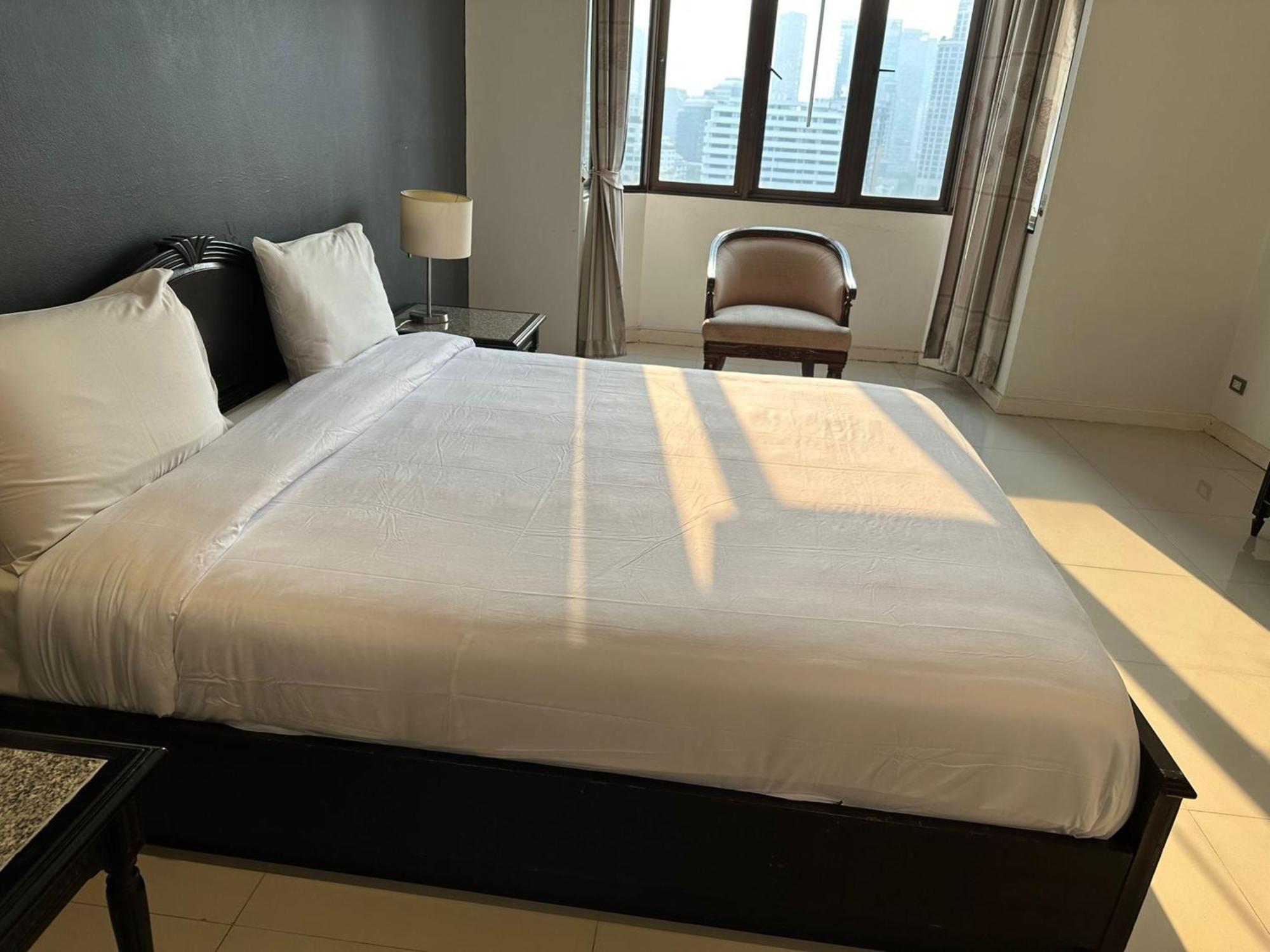Affordable Serviced Apartments In Nana Omni Tower - Prime Sukhumvit Location Bangkok Bagian luar foto