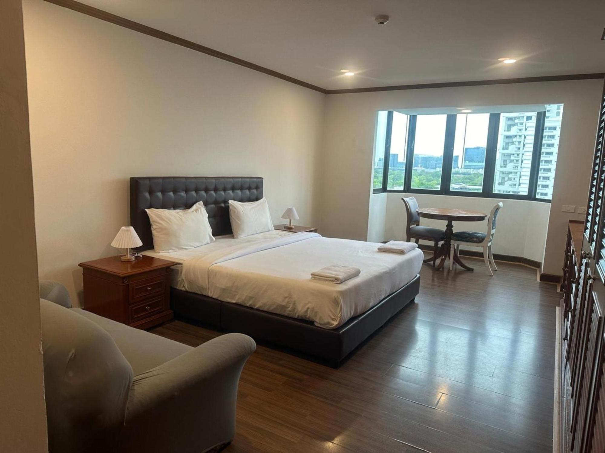 Affordable Serviced Apartments In Nana Omni Tower - Prime Sukhumvit Location Bangkok Bagian luar foto