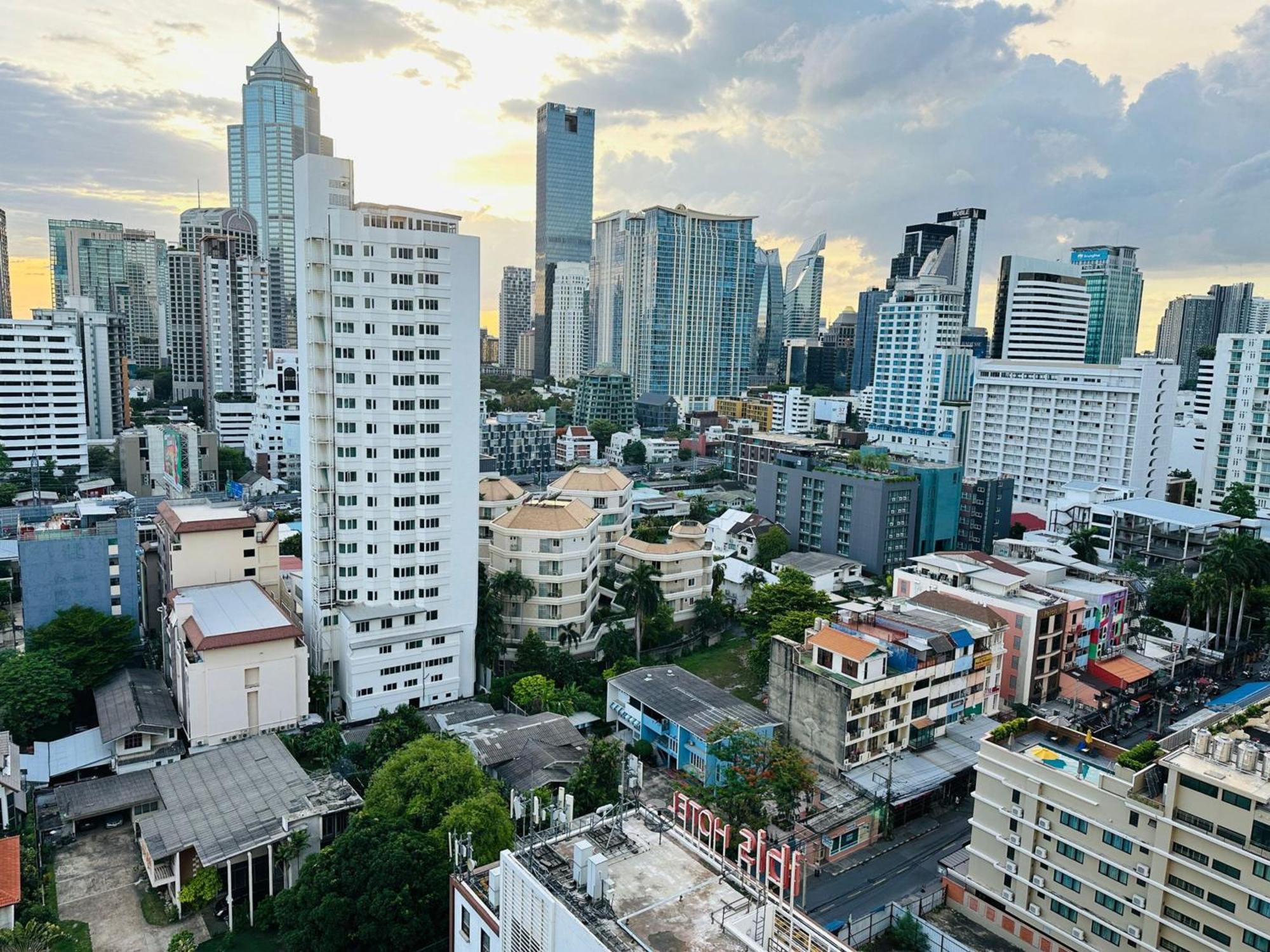 Affordable Serviced Apartments In Nana Omni Tower - Prime Sukhumvit Location Bangkok Bagian luar foto
