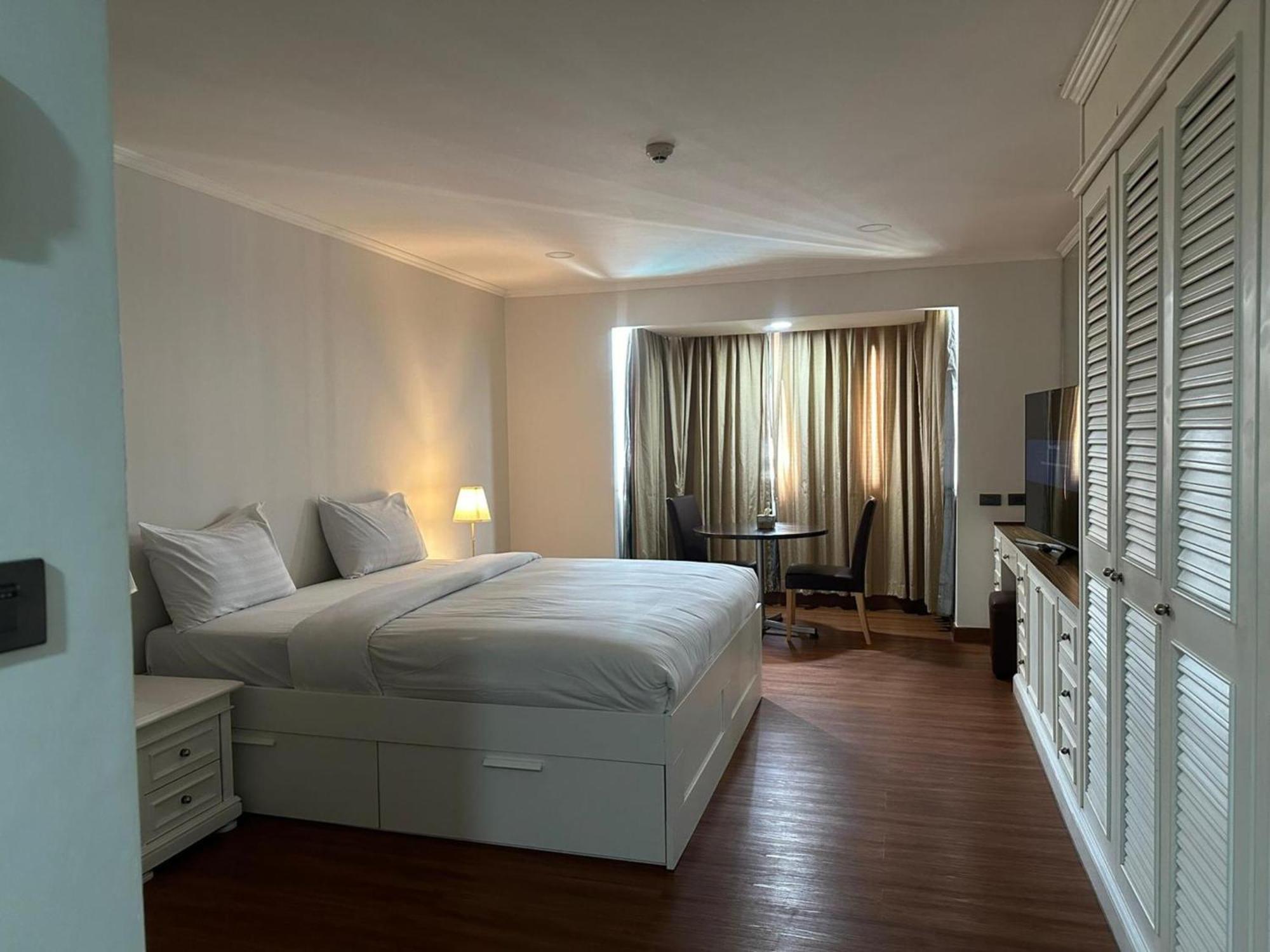 Affordable Serviced Apartments In Nana Omni Tower - Prime Sukhumvit Location Bangkok Bagian luar foto