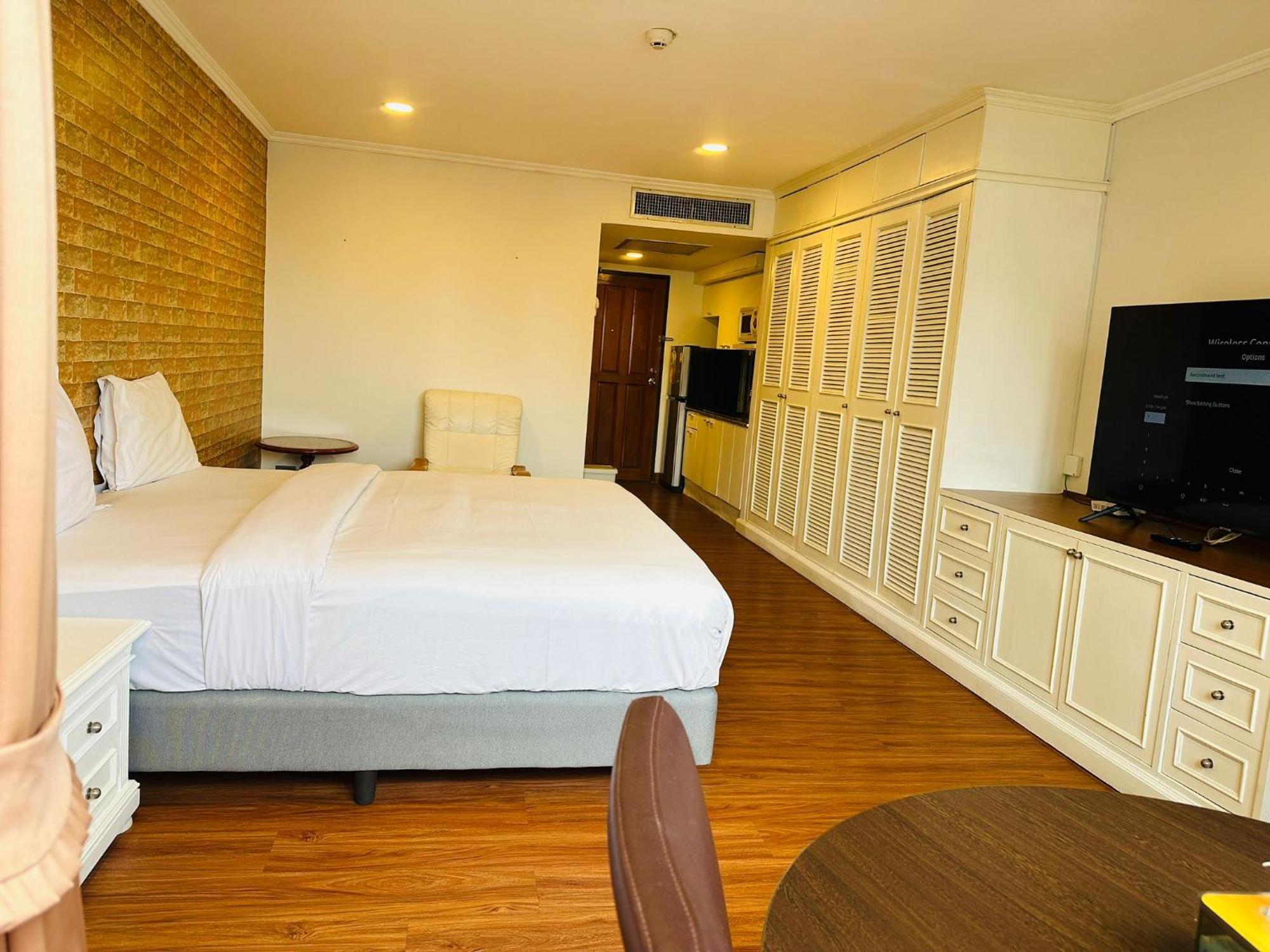Affordable Serviced Apartments In Nana Omni Tower - Prime Sukhumvit Location Bangkok Bagian luar foto