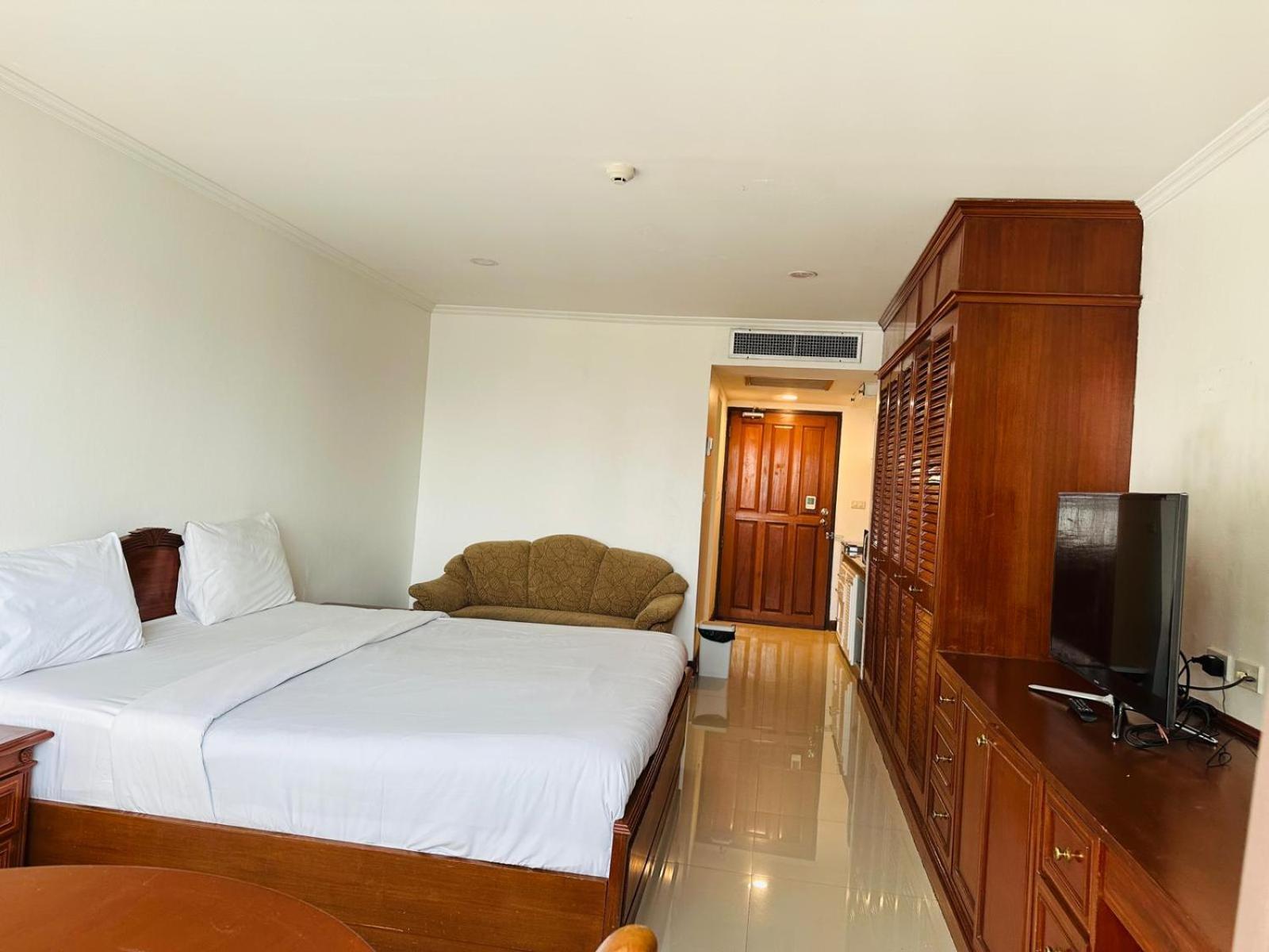Affordable Serviced Apartments In Nana Omni Tower - Prime Sukhumvit Location Bangkok Bagian luar foto