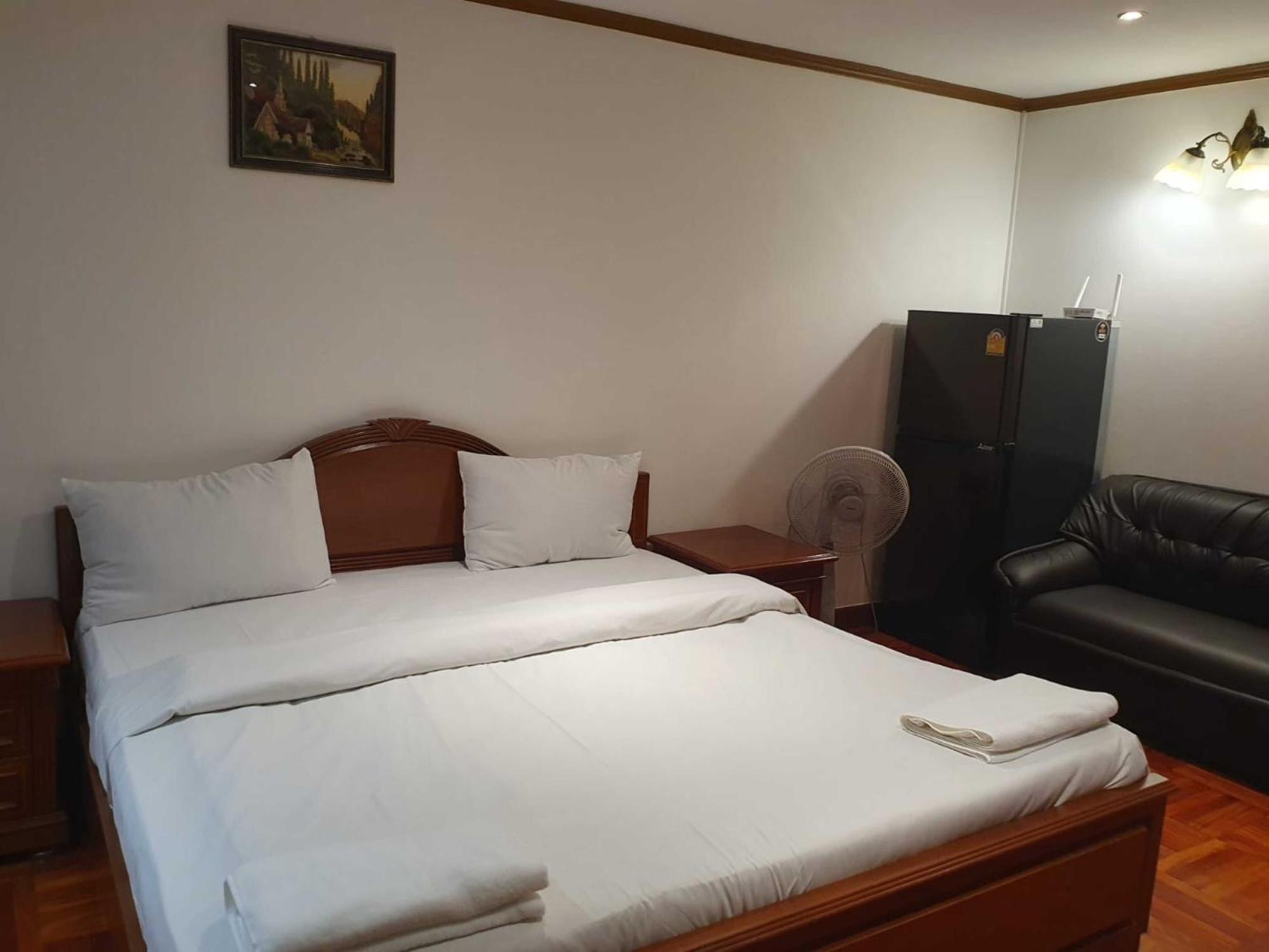 Affordable Serviced Apartments In Nana Omni Tower - Prime Sukhumvit Location Bangkok Bagian luar foto