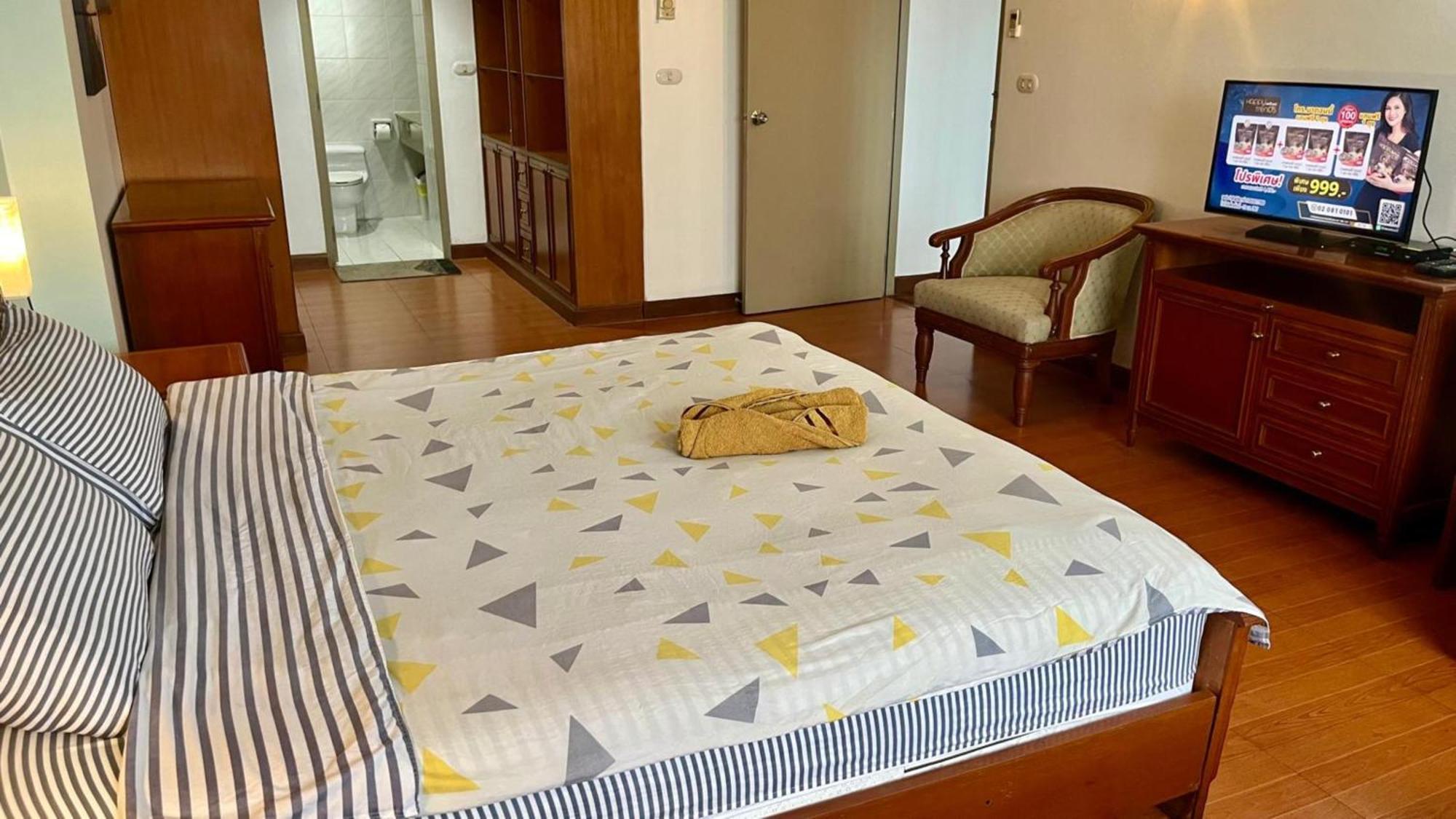 Affordable Serviced Apartments In Nana Omni Tower - Prime Sukhumvit Location Bangkok Bagian luar foto