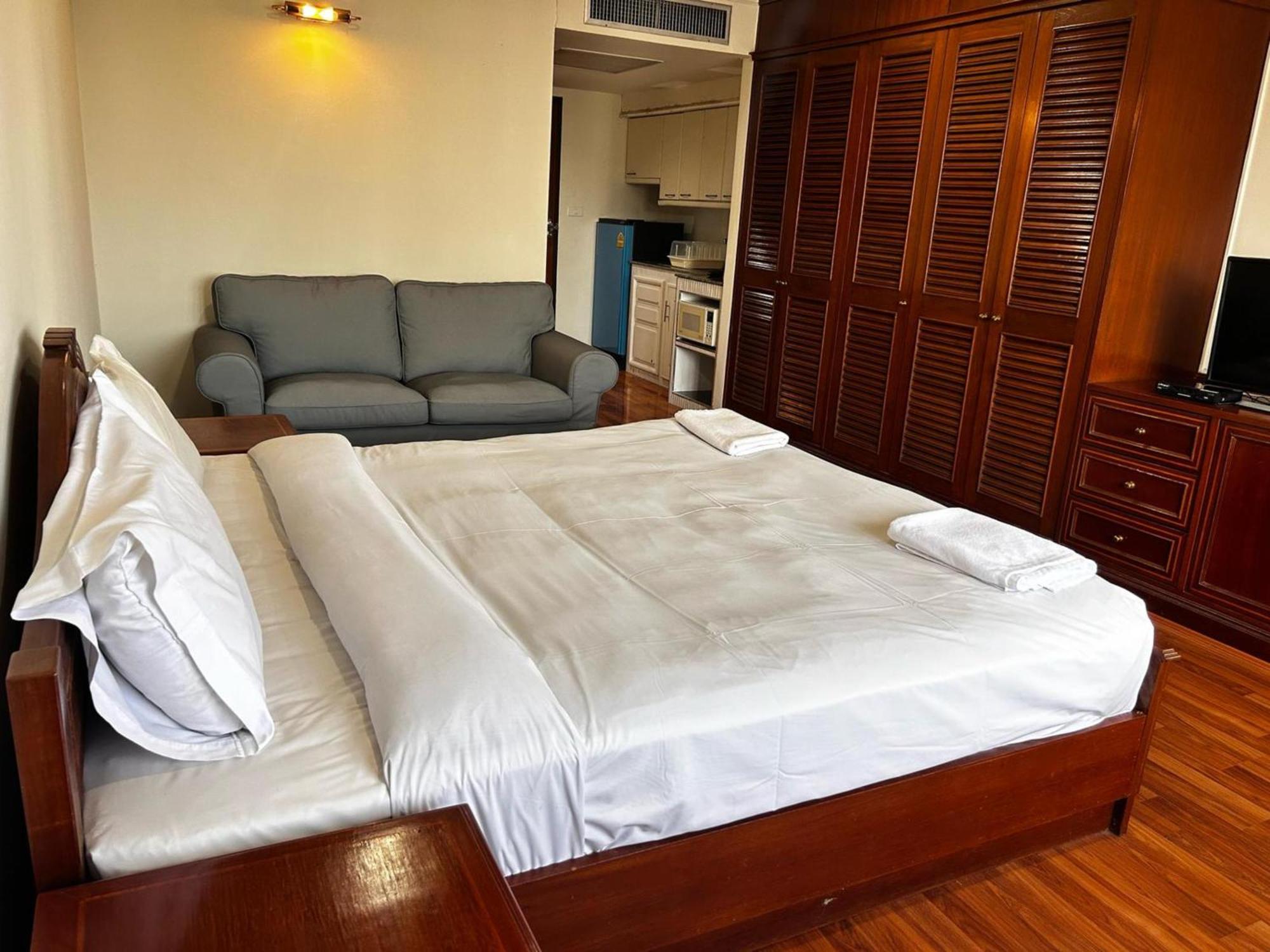 Affordable Serviced Apartments In Nana Omni Tower - Prime Sukhumvit Location Bangkok Bagian luar foto