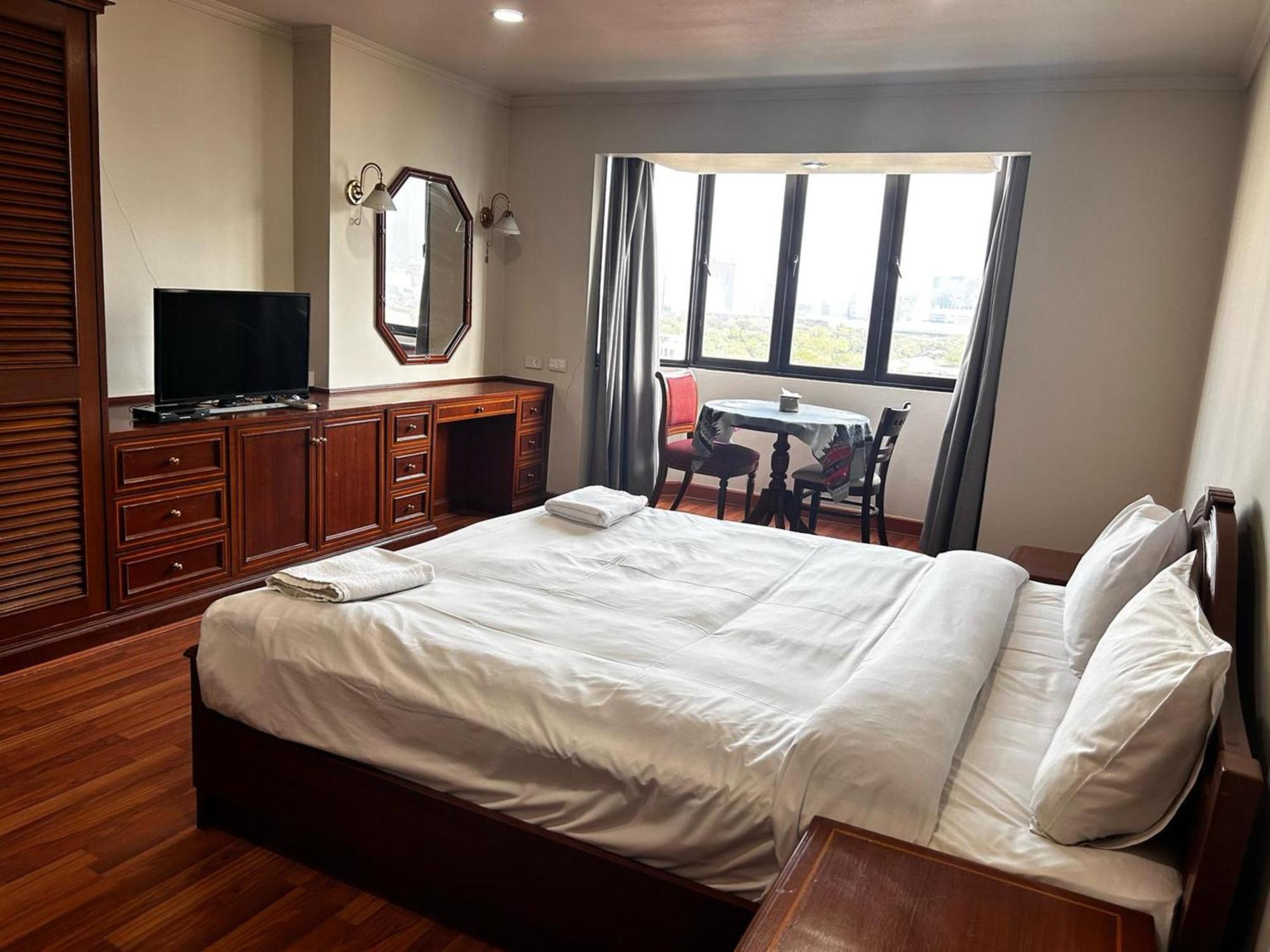 Affordable Serviced Apartments In Nana Omni Tower - Prime Sukhumvit Location Bangkok Bagian luar foto